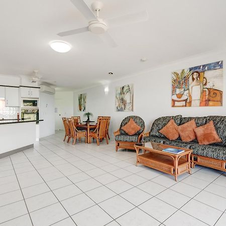 Beachfront Apartments On Trinity Beach Exterior photo