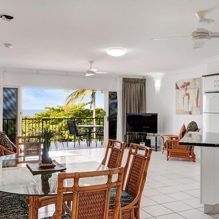 Beachfront Apartments On Trinity Beach Exterior photo