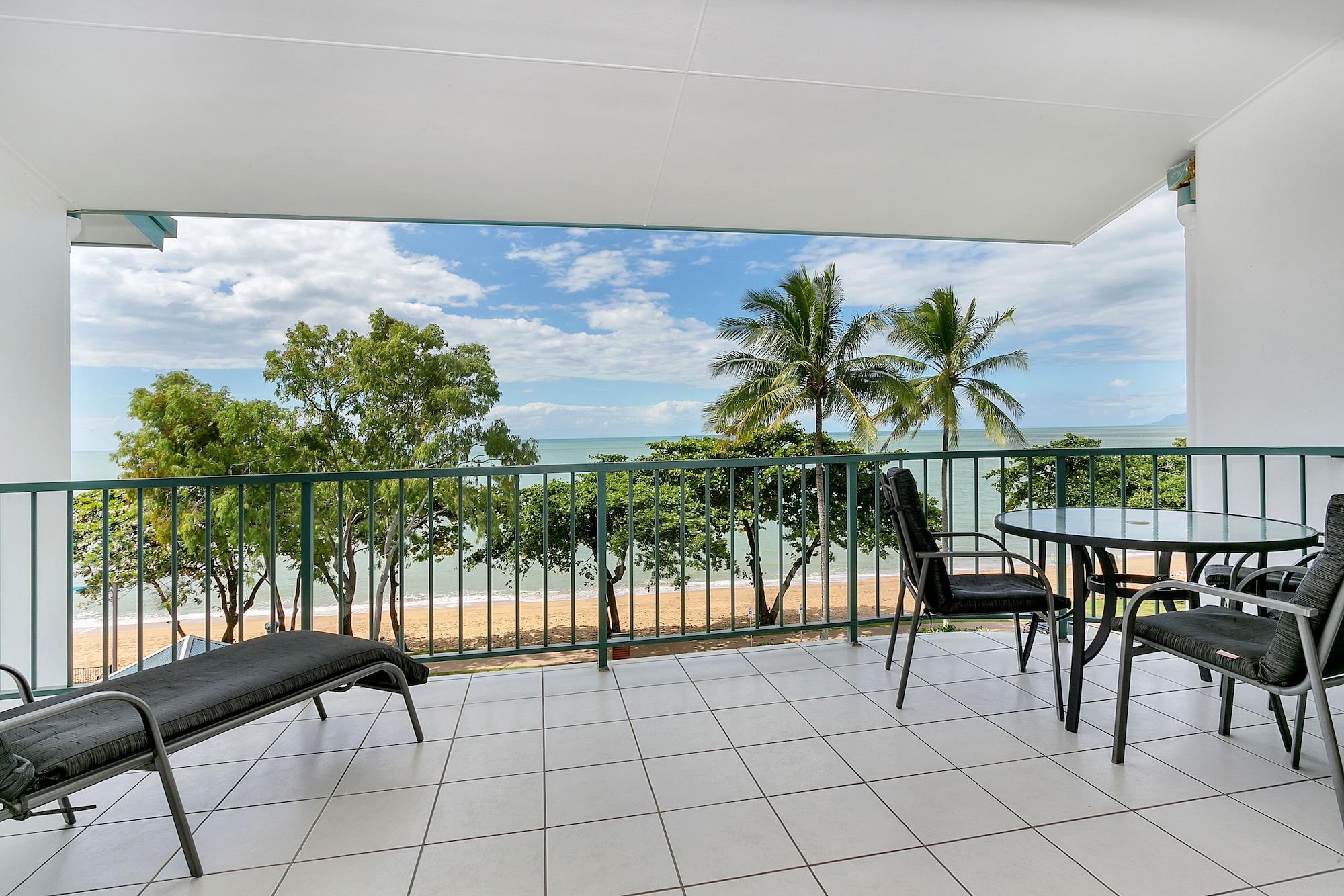 Beachfront Apartments On Trinity Beach Exterior photo