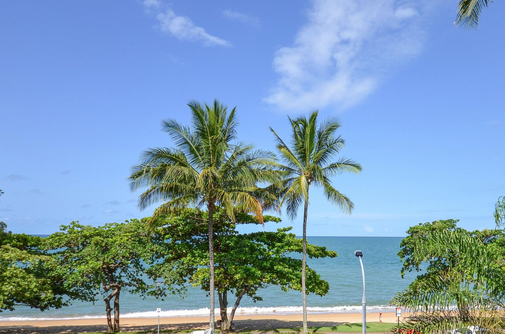 Beachfront Apartments On Trinity Beach Exterior photo
