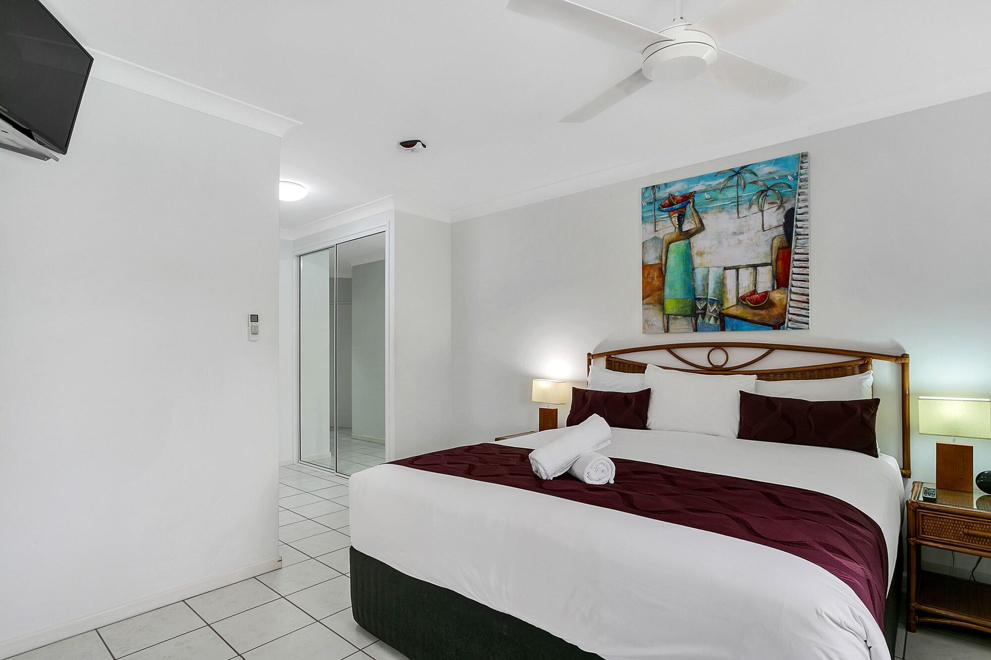 Beachfront Apartments On Trinity Beach Exterior photo