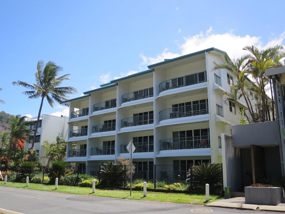 Beachfront Apartments On Trinity Beach Exterior photo