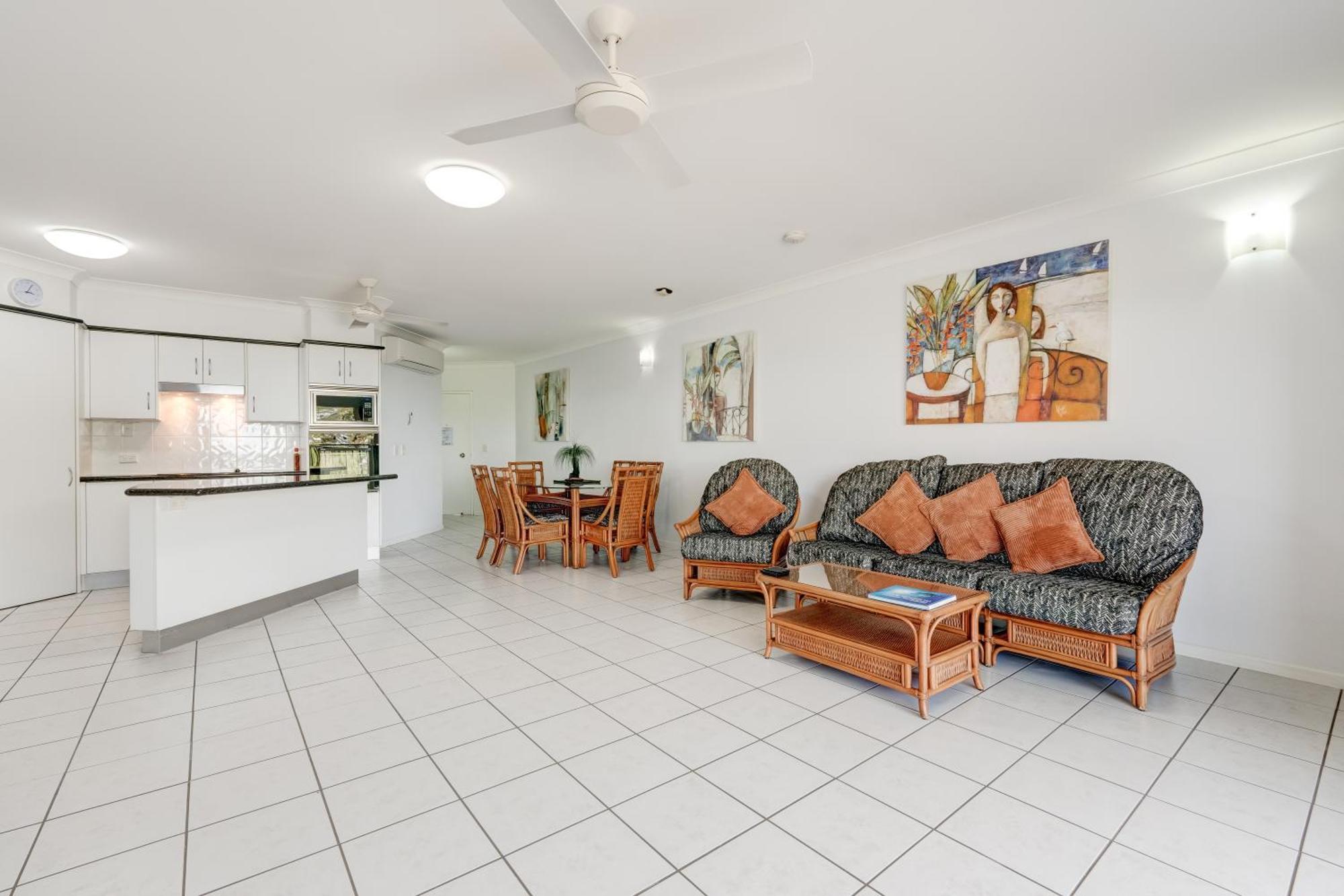 Beachfront Apartments On Trinity Beach Exterior photo
