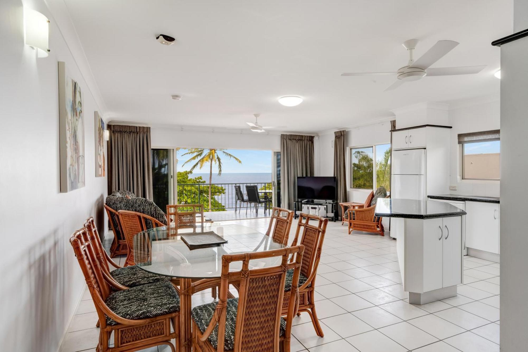 Beachfront Apartments On Trinity Beach Exterior photo