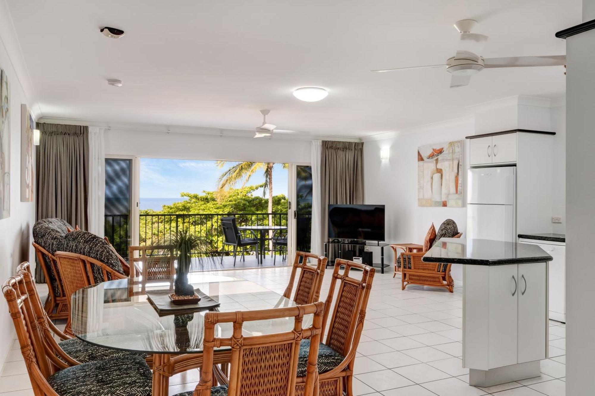 Beachfront Apartments On Trinity Beach Exterior photo