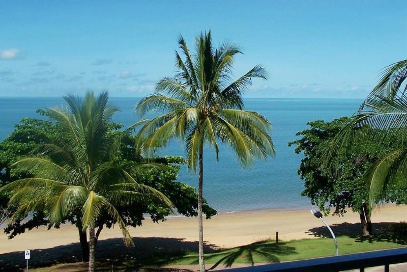 Beachfront Apartments On Trinity Beach Exterior photo