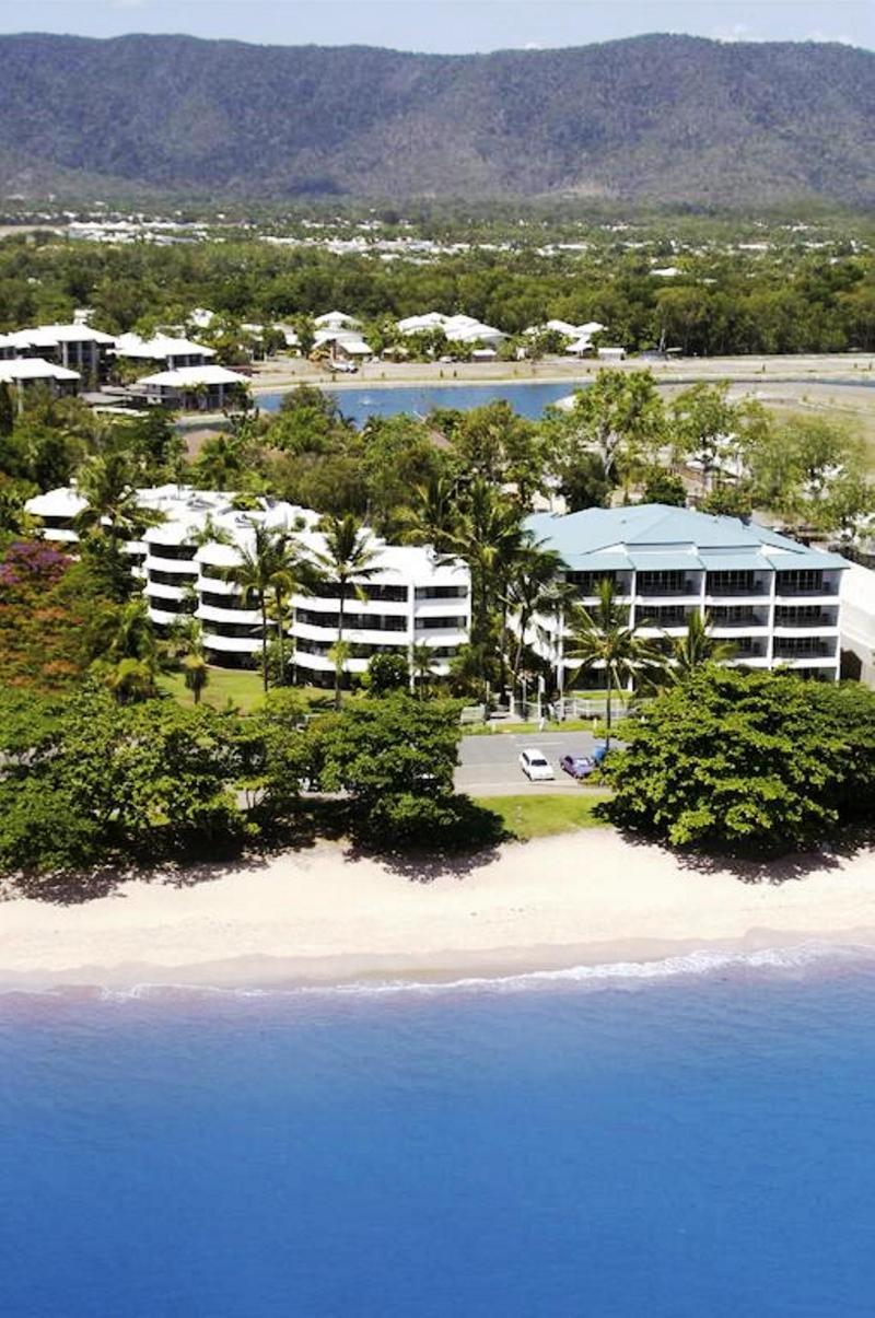 Beachfront Apartments On Trinity Beach Exterior photo